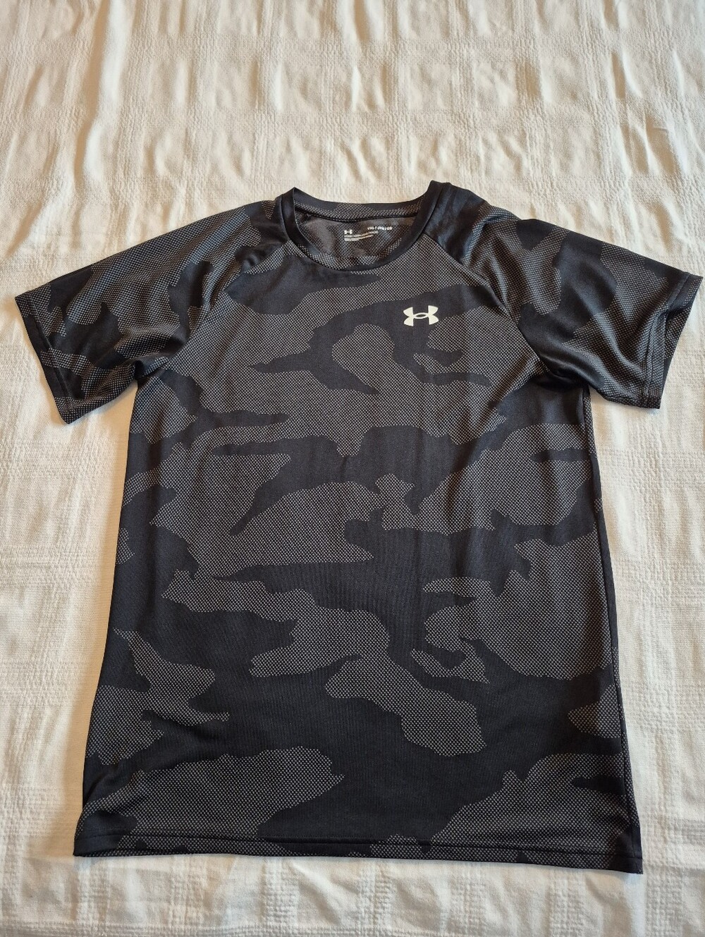 Under Armour boys youth XL black & gray camo short sleeve shirt VGUC